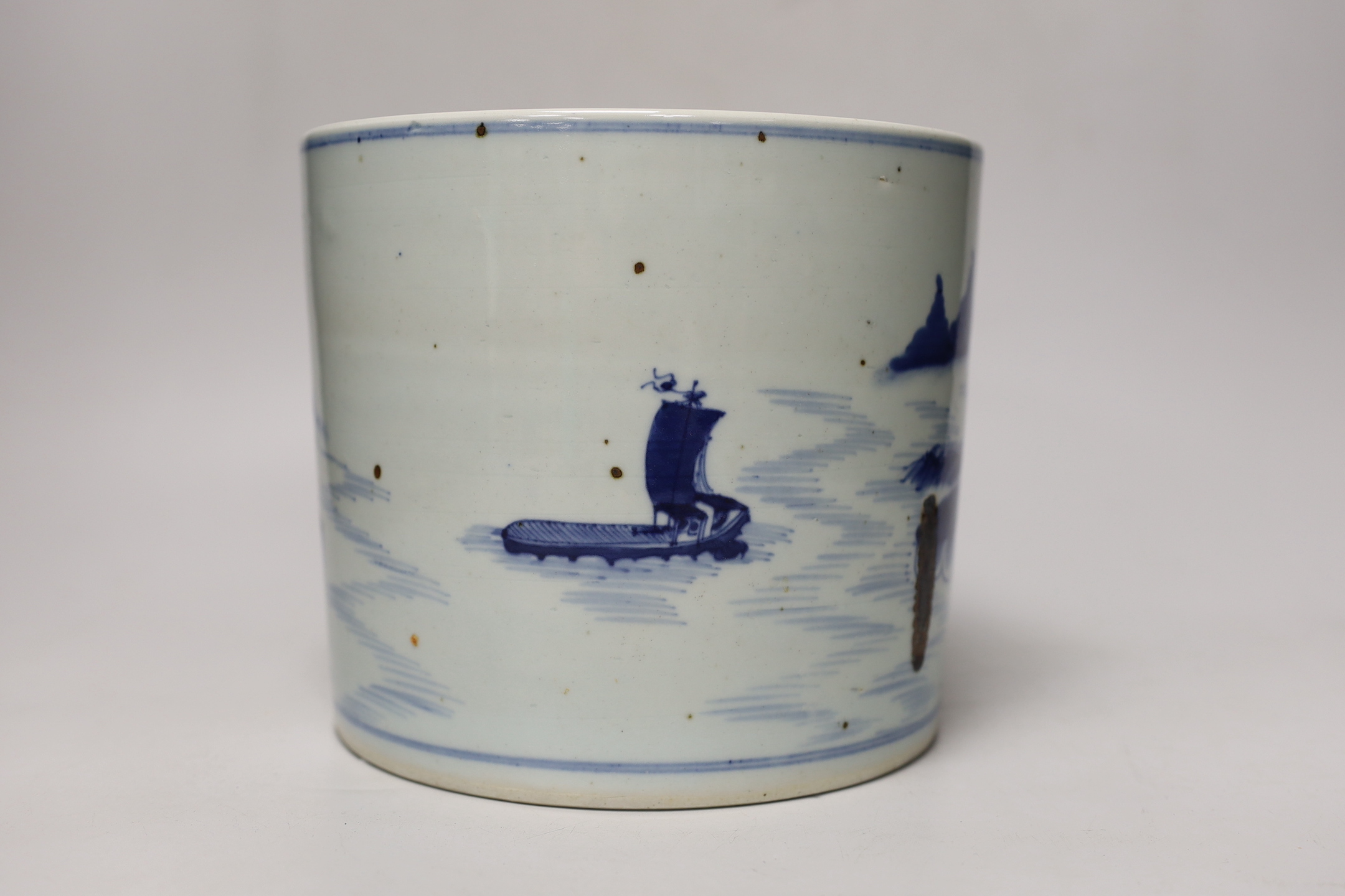 A Chinese blue and white brushpot, 17.5cm high